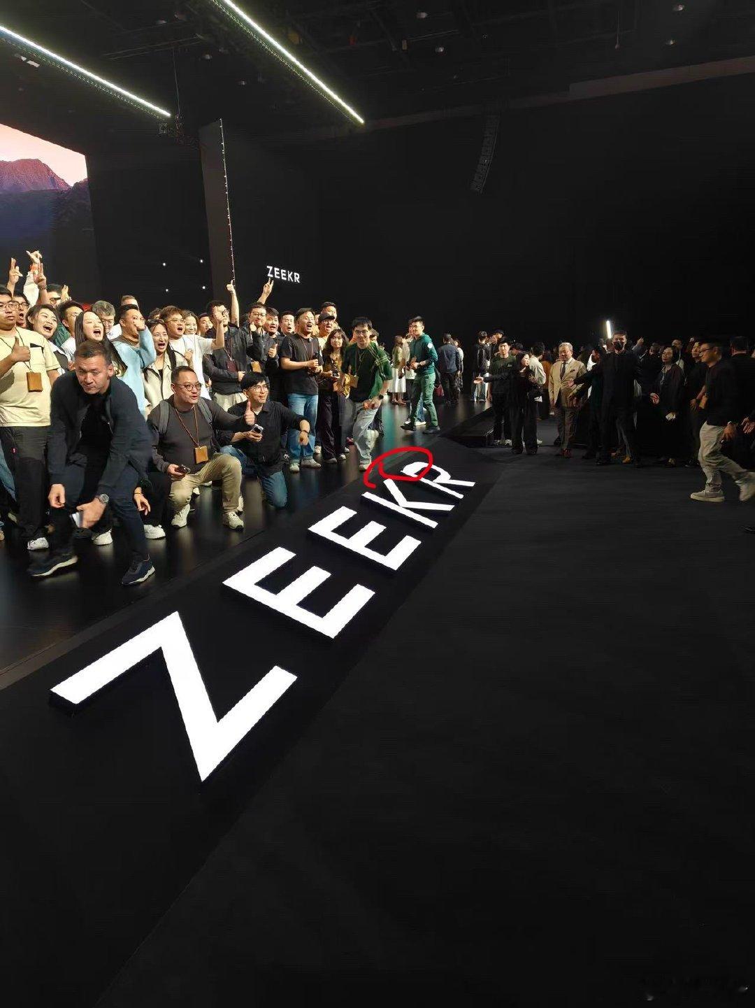 极氪8X太过分了我以为比预售价低个两万已经很好了最后优惠下来32.98万大家不用