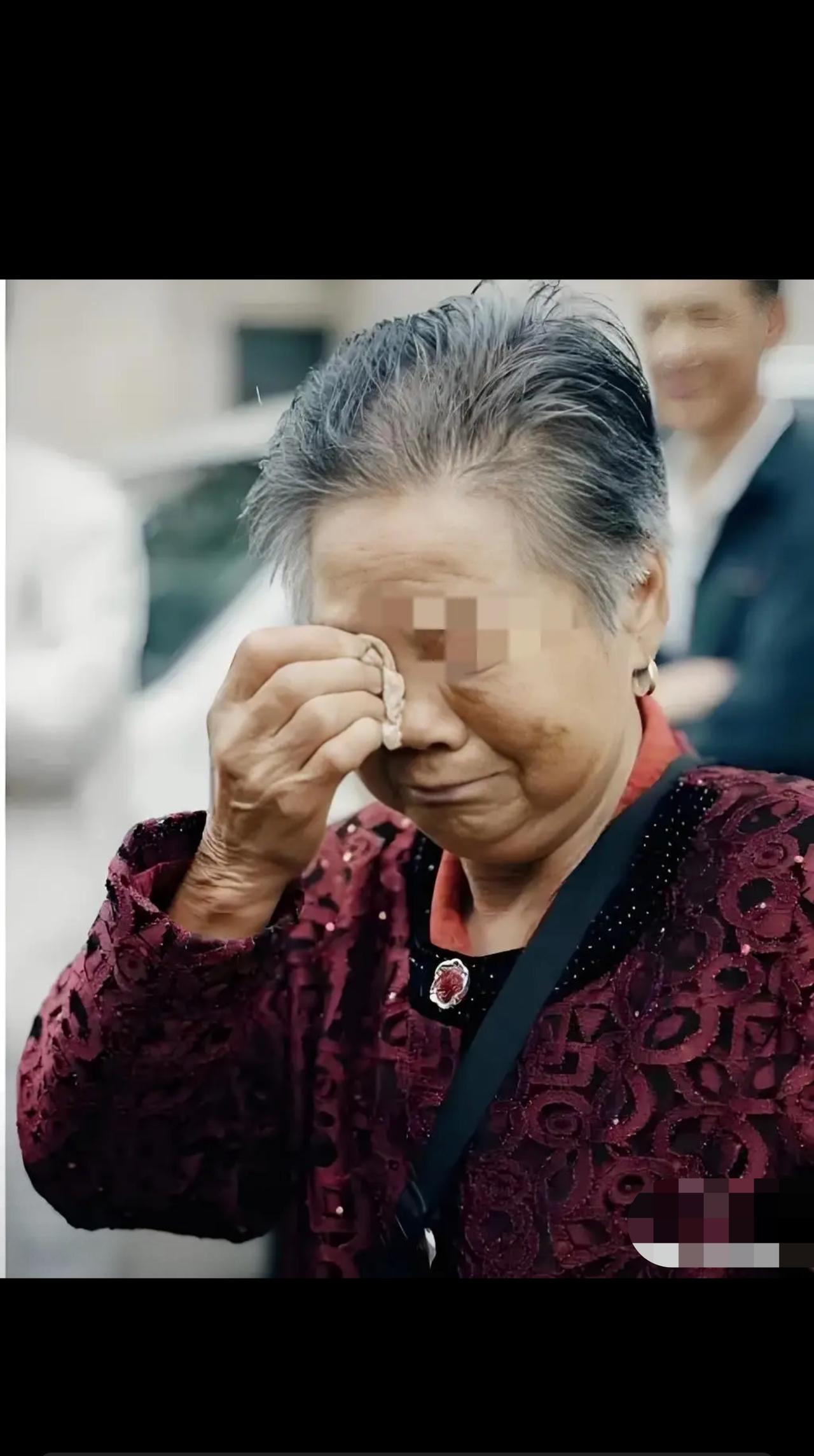 浙江金华男子掌掴生母！6层楼全归他，姐姐自愿放弃，父母寒心却仍履约养儿防老