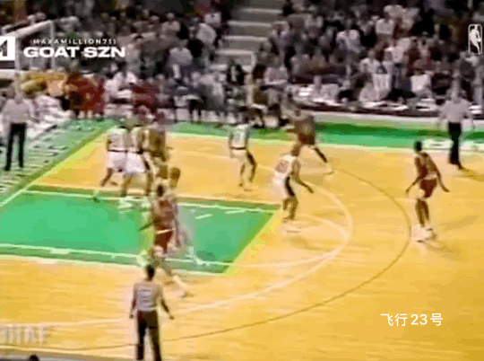 飞人乔丹罕见拉杆摔倒！乔丹作为篮球界的传奇“飞人”，拉杆动作那叫一个行云流水，