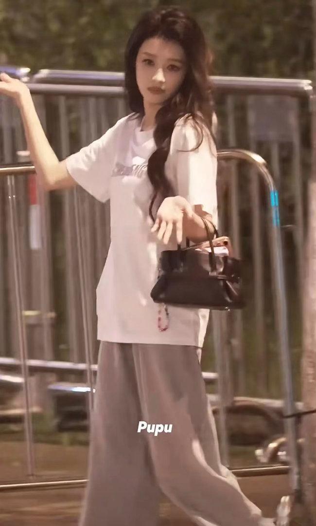 摊手不是抱歉，而是再练20遍，小怡累懵了