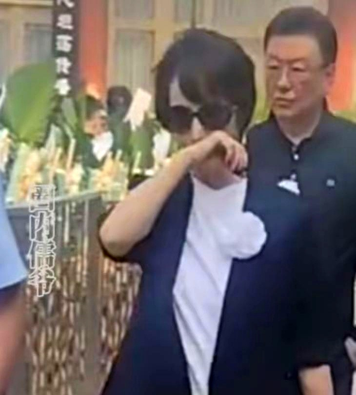 敬一丹告别仪式上，徐俐全程戴着墨镜，走出大厅时肩膀止不住地发颤，哭得比谁都难受外人只当是老同事走了伤