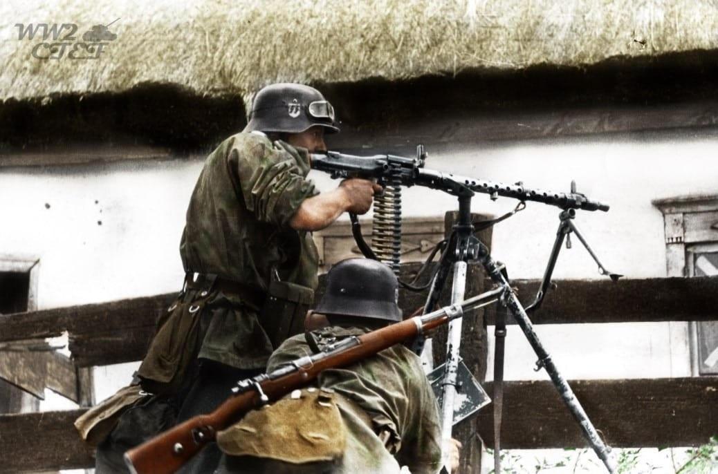 这是一张照片，记录了党卫军“维京”师MG-34机枪小组的射击场景，拍摄于