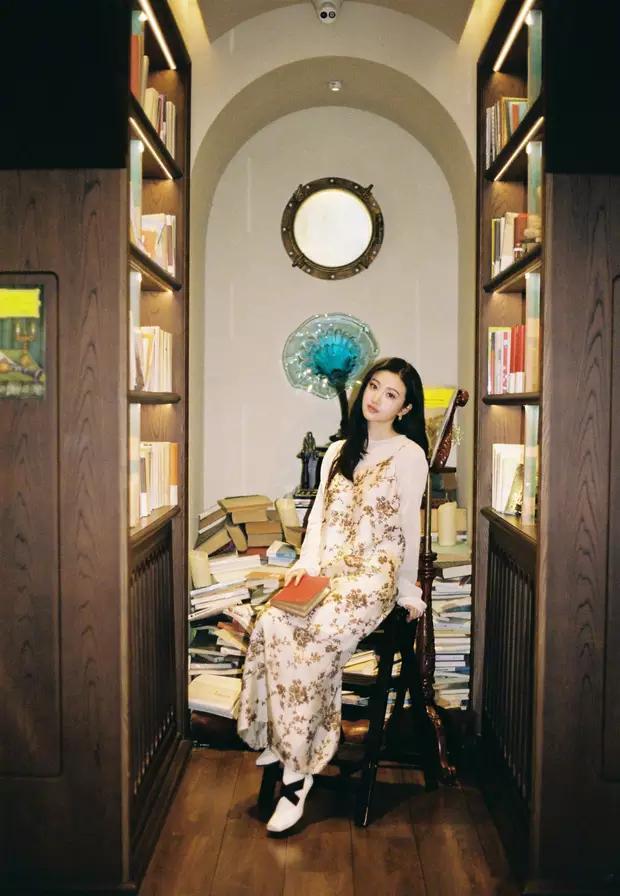 景甜穿碎花长裙明媚优雅，仪态万千好似贵族千金​​​