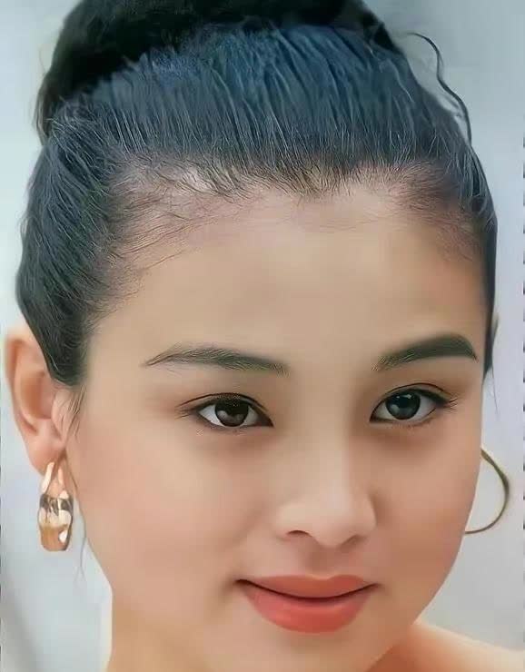 当年，英宁向刚生下女儿不久的妻子赵明明提出离婚，赵明明追问原因，英宁支支吾吾就是
