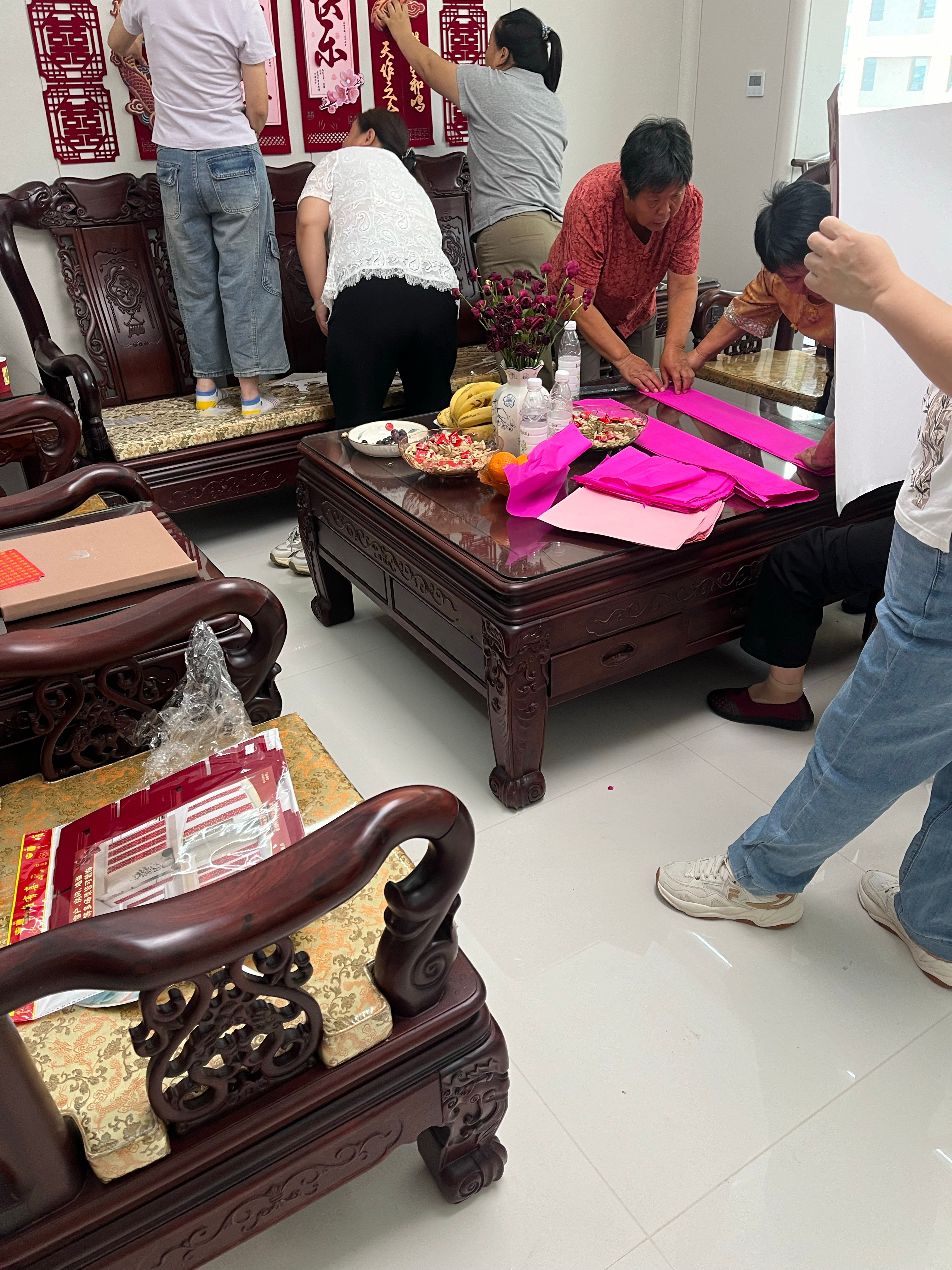 昨天陪爹散步时嘱咐爹：明后天我要去参加婚礼，忙过这两天我就来看您，这两天就不要打