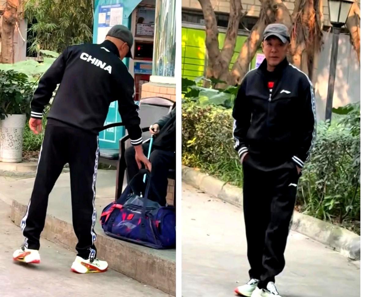 忙里偷闲的肖指导回成都老家了。这是他难得的放松时刻，团赛中他仅负责训练、不操