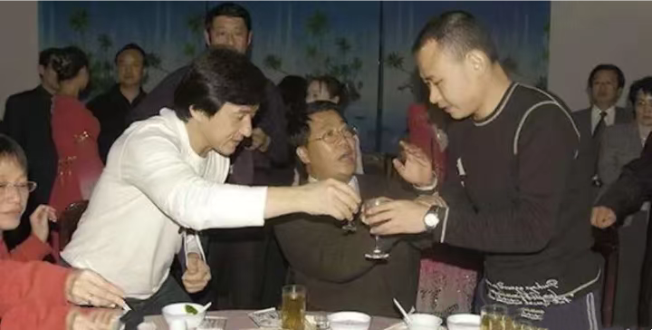 拍摄于2012年的照片，你能看出这个被成龙弯腰敬酒的人是谁么？