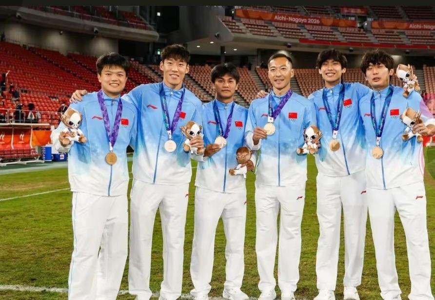 申花海港球员合影！那申花海港球迷还有什么可以争吵的！下次期待德比赛申花海港球迷也