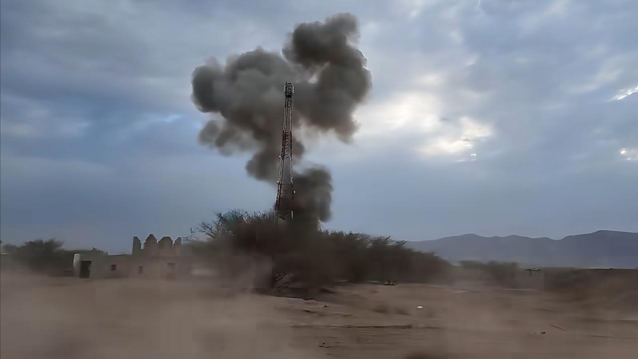 也门胡塞武装的战地记者冒着沙特空袭到胡塞武装打下来的海斯、摩卡等地进行实地采访报