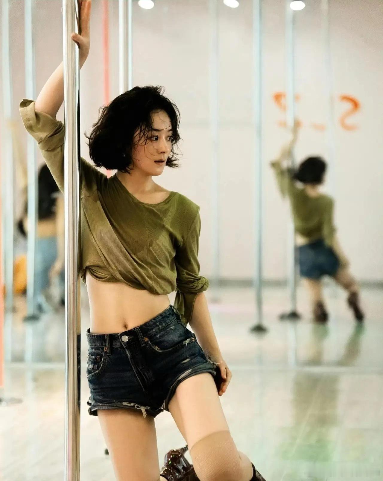 赵丽颖，对自己太狠了！4月6月，许久没有消息的赵丽颖，突然冲上了热搜，原因是一组