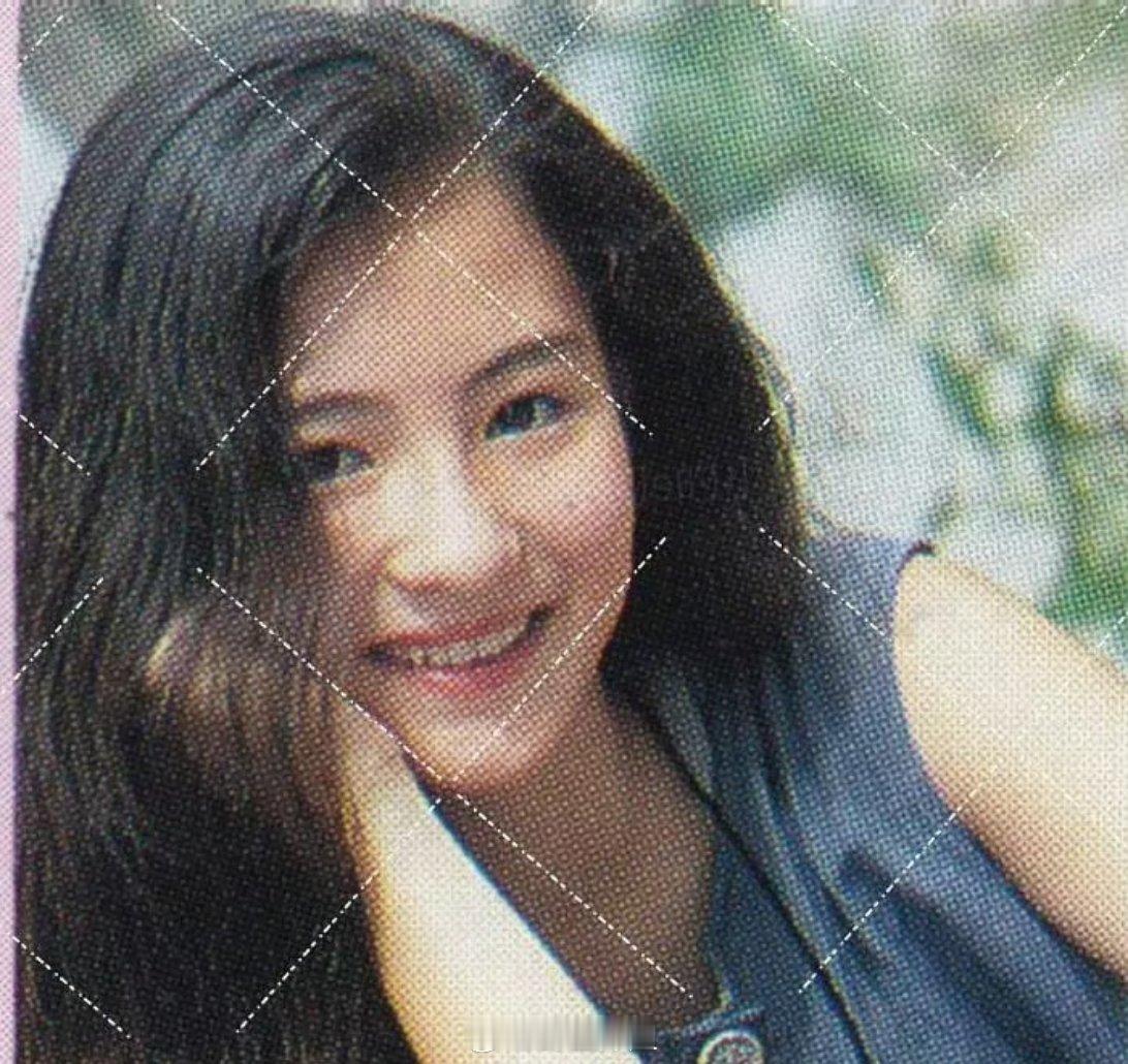 考古到了张柏芝十三岁时候的照片了，感觉即使过了几十年了，好像差别也不大啊，以前的