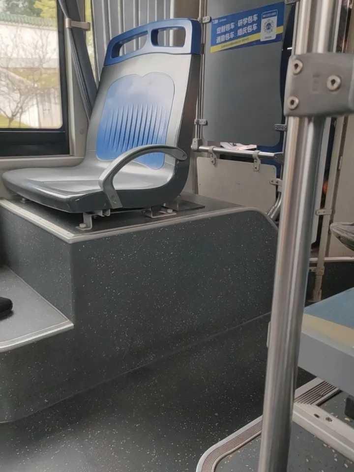 收款码页面，全程背对着他。就这还能被惦记上？公交车上，有人手机支付出问题，想