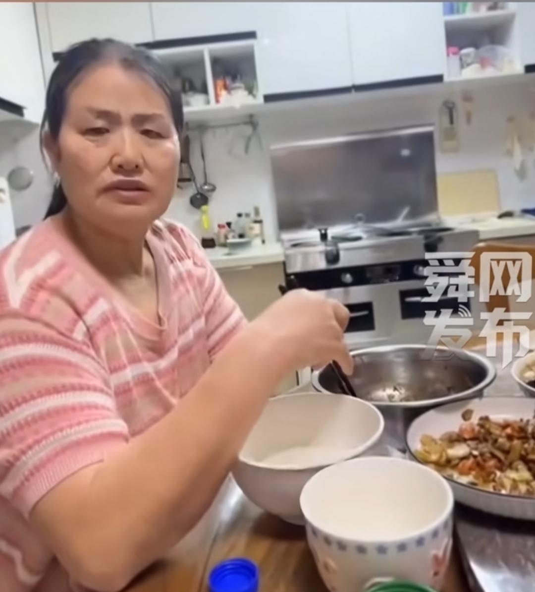 女子二婚离了，妈妈又强迫她结婚，说她只谈恋爱不结婚，哪里来的彩礼钱？女子反驳道，