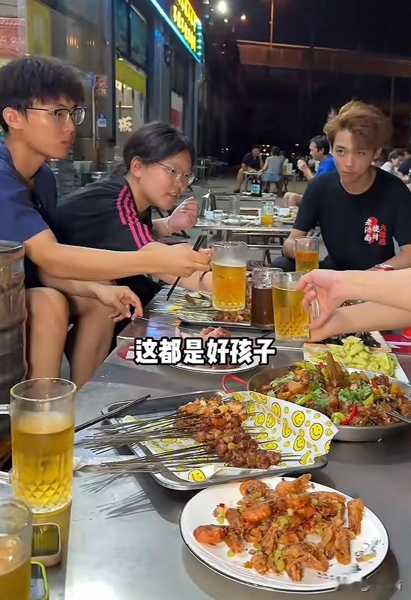山东济南，暑假工即将返校，老板摆一桌为孩子们饯行。老板：你们怎么情绪不高？暑假工