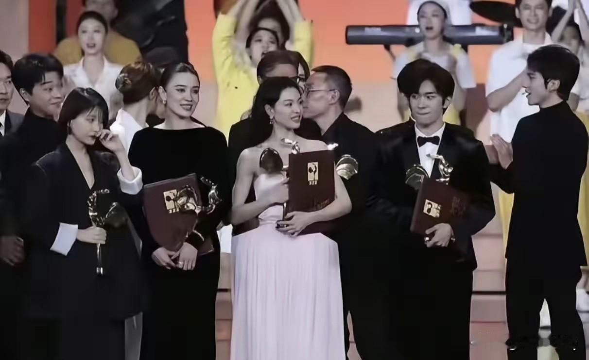 钟楚曦真的是一点也不藏自己的野心，虽然拿了金鸡奖最佳女配，但直接站到金奖影帝影后