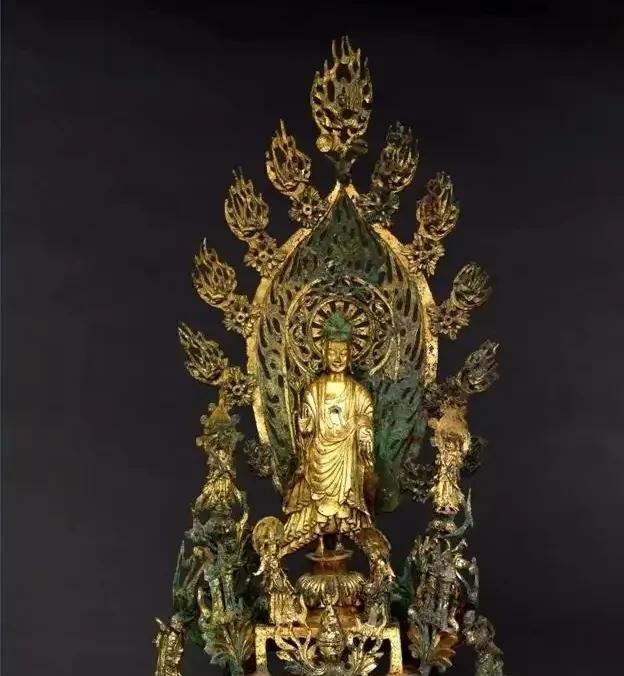 1918年，一老农犁地时挖到一尊金佛，有人开价1万大洋，老农死活不卖。后来在县衙