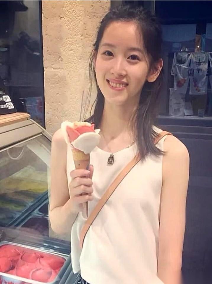 当章泽天托着腮，对何超琼说出“我们这代独生子女比较佛系”时，我隔着屏幕，脚趾抠出