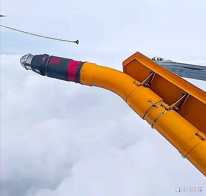 歼-20空中受油管的永久功能性亮黄色警示涂装。歼-20受油管涂成亮黄色，核心原因