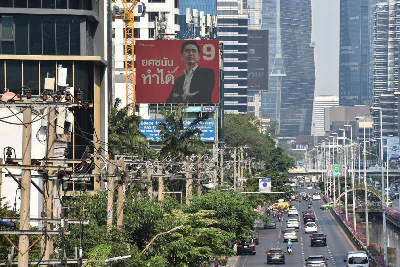 泰国大院进入最后俄冲刺阶段，现在泰国各大政党纷纷在全国多地部署数百块LED屏幕与