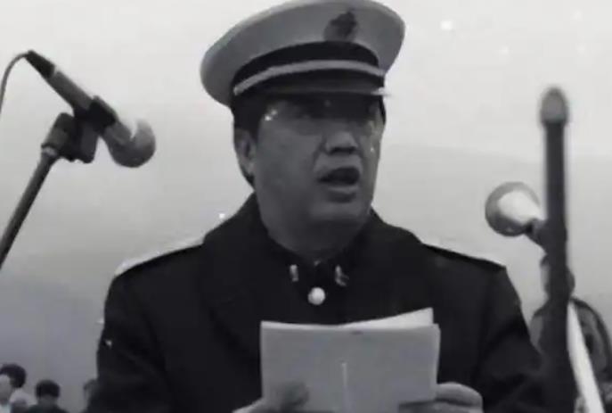 1998年，香港贺龙之子贺鹏飞，看四下没人，闪身冲进一间商人办公室，凑到那人耳边