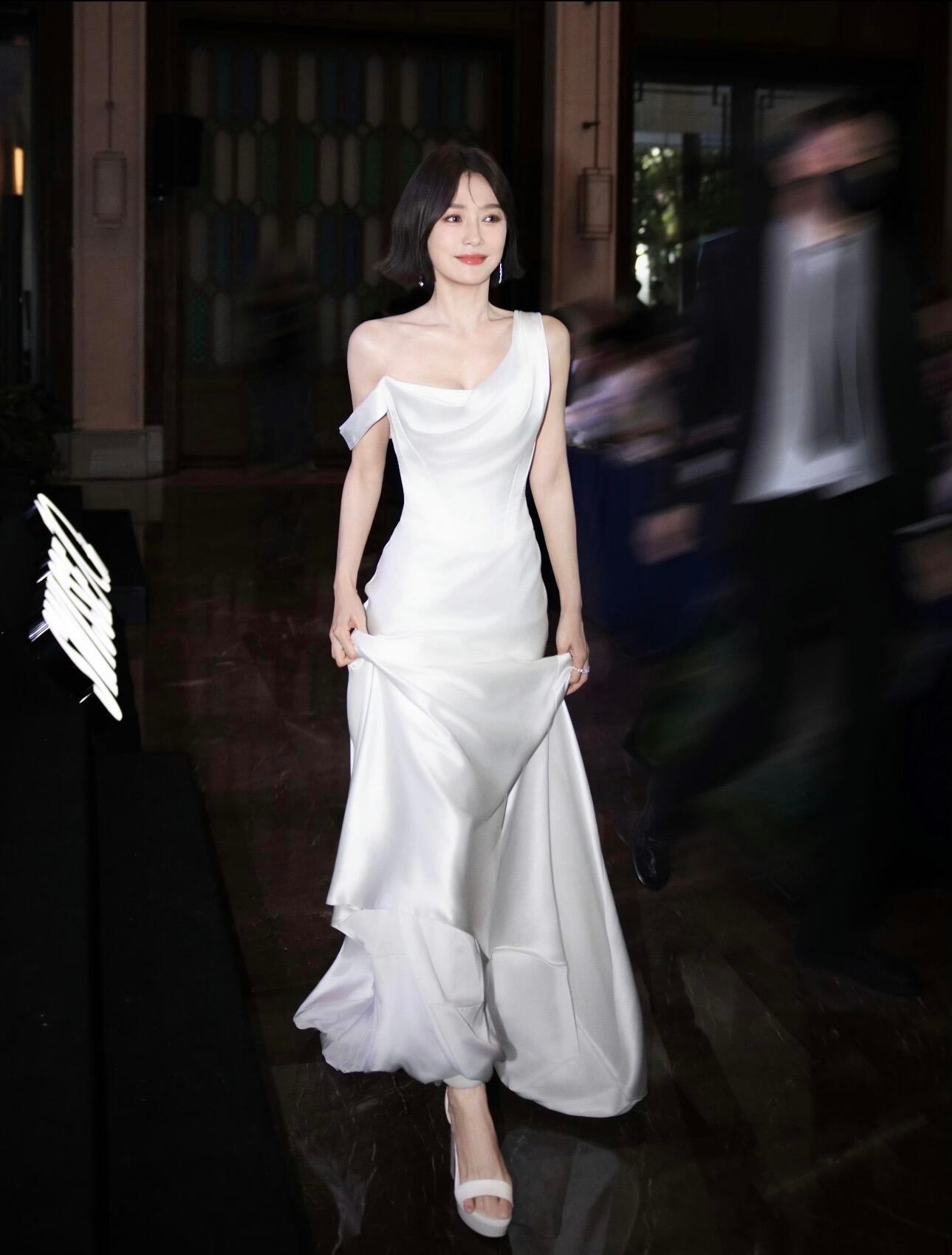 【秦岚】不知道，姐的身材很曼妙微博之夜