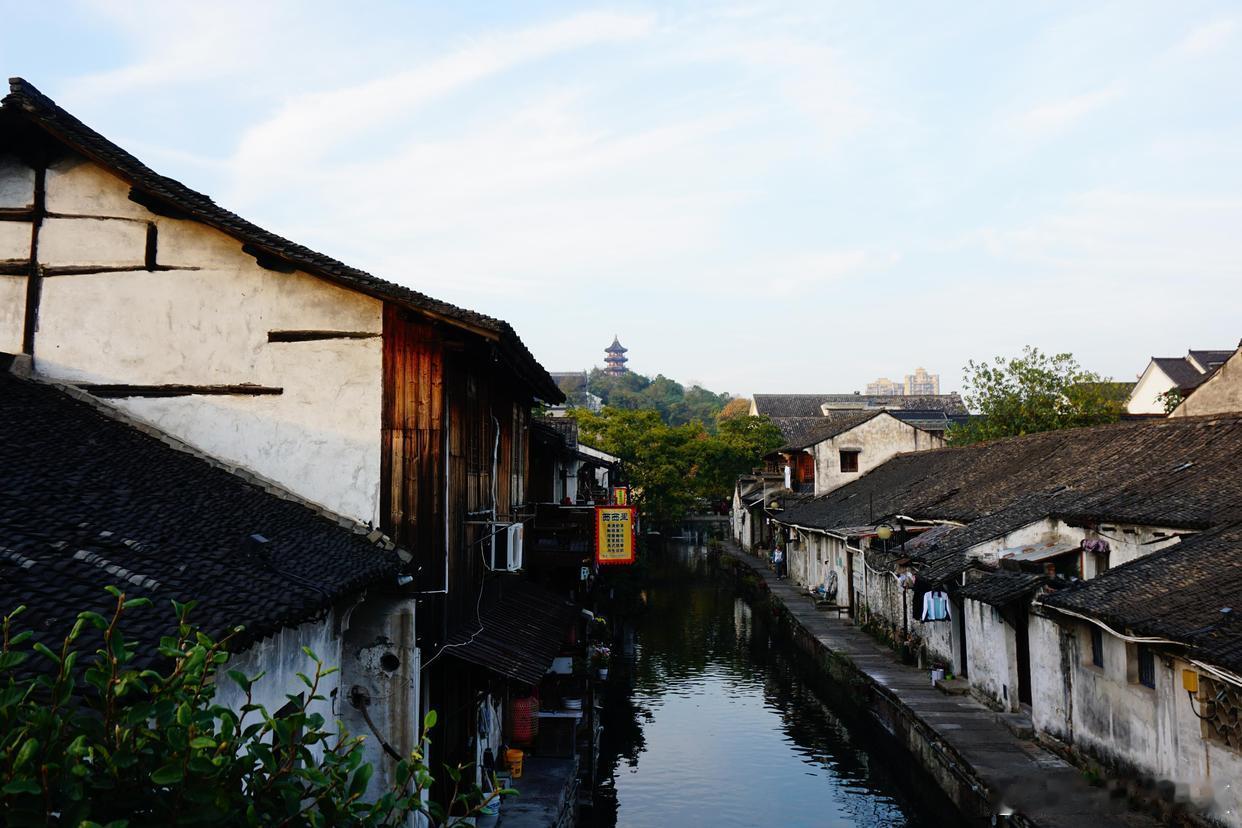 519中国旅游日微博旅行ing乌篷船摇过石桥，黄酒香漫过巷弄，青石板路藏着百年故