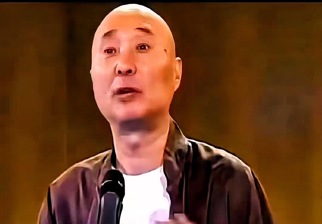 陈佩斯这句话，把周星驰的喜剧说透了。他说：周星驰根本不是在搞笑，是在展示一个