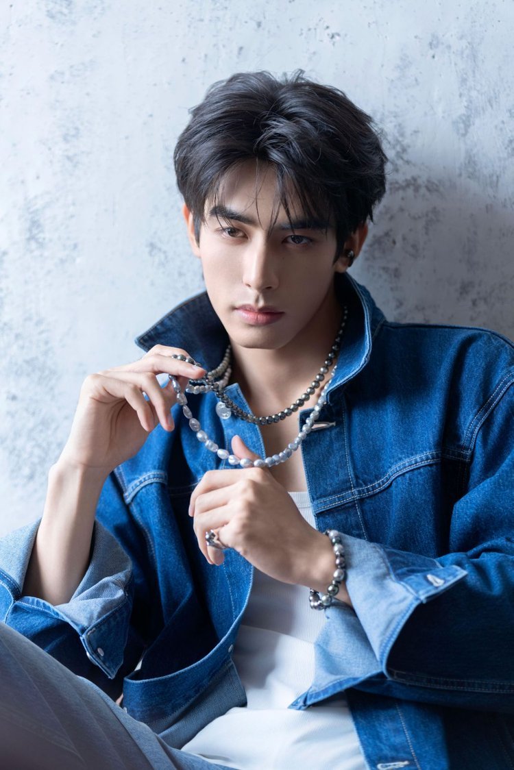 你们看宋威龙的手性张力拉满的名品手！宋威龙的手脉络分明，又白又长，戴上饰品后，