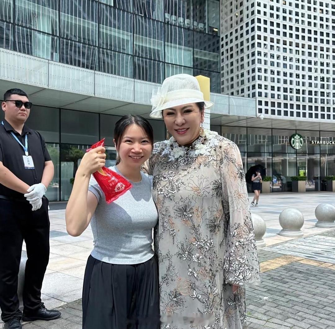 向太陈岚现身深圳街头，穿衣打扮好贵气，和旁边的路人差距好明显，真是太有钱了！