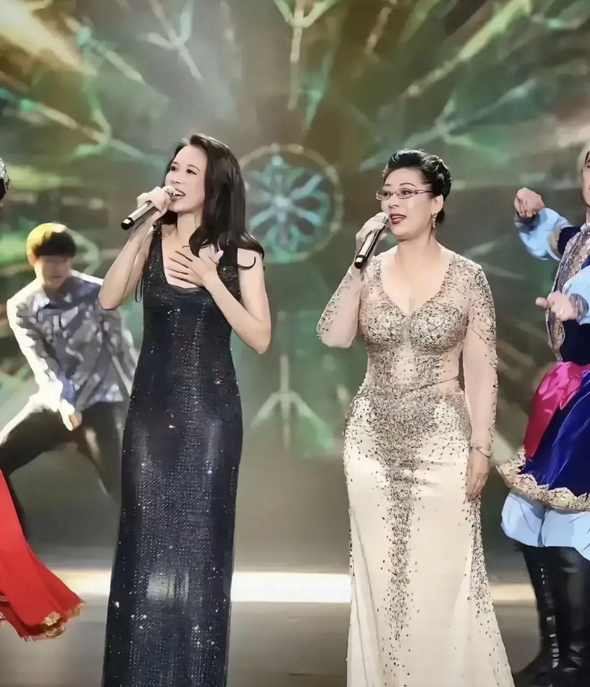 歌唱家关牧村和莫文蔚同台演出，抢眼的不是莫，却是关。70岁的关牧村一身亮片短裙亮