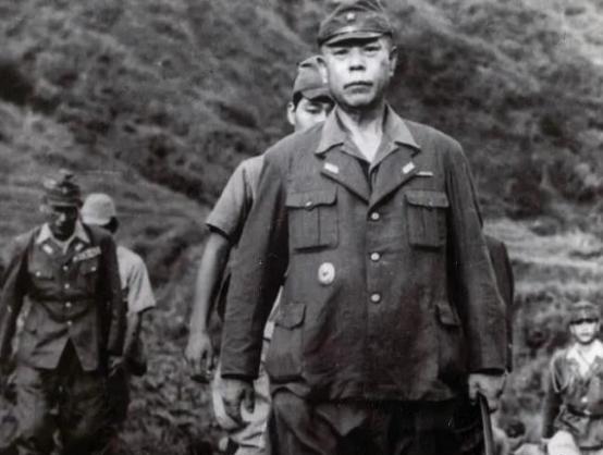 1943年，一名被俘的八路军战士，被鬼子押着下山碾棒子面时，房东老爷子小声地提醒