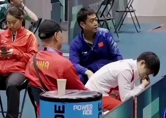 有些网友严重曲解了coco、莎莎看到乒乓球后恶心的话！决赛结束后，莎莎哭了，哭