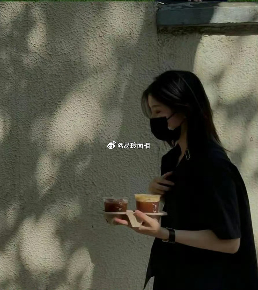 水瓶座的女生在任何时候，都是不违自己的心做事的，哪怕是一段关系中，也能够大方坦然