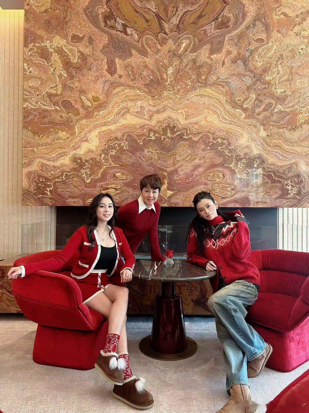 赌王四房更新圣诞照，奚梦瑶很聪明啊，为了不抢镜不抢风头，特意把自己裹的严严实实的