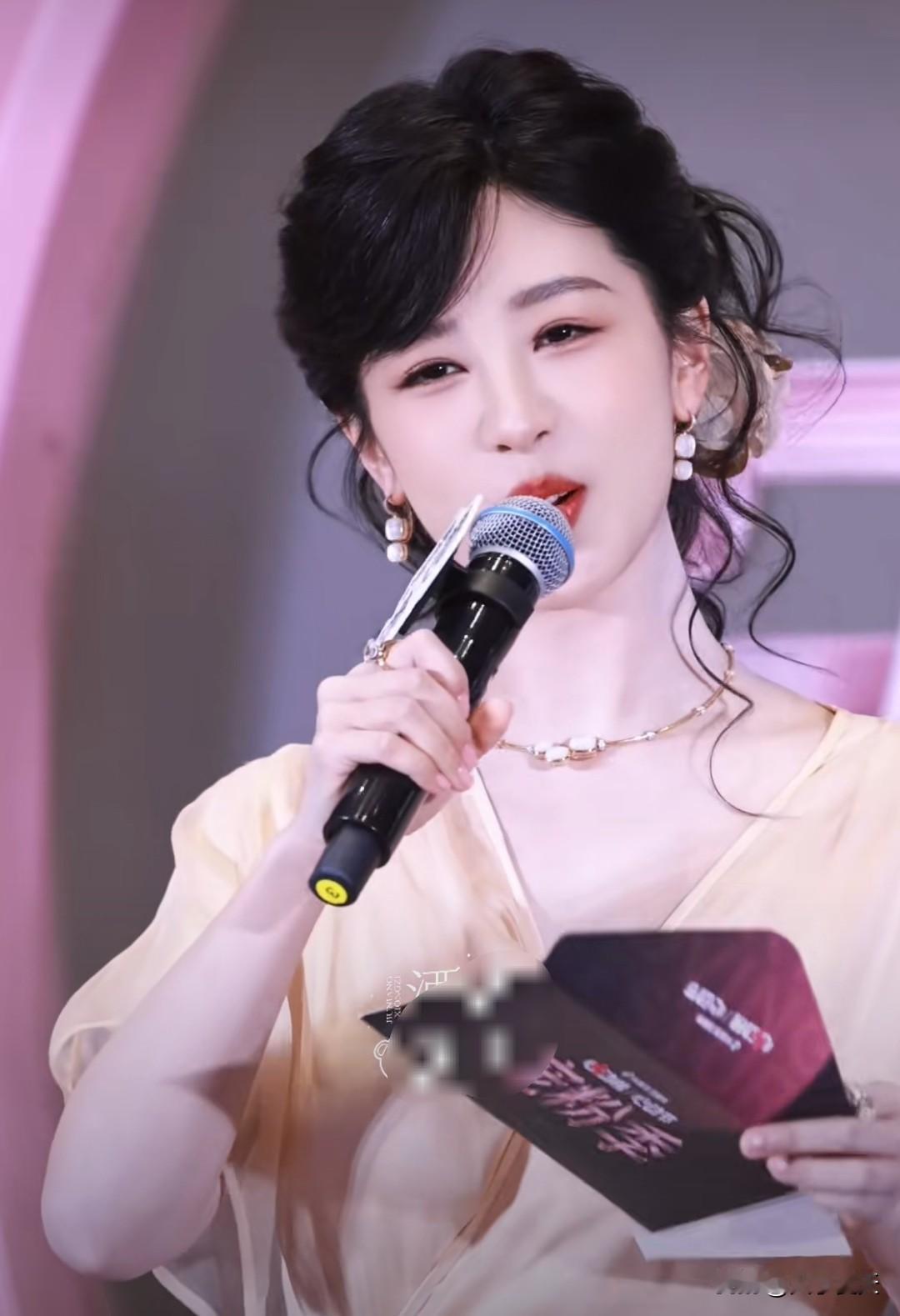 我笑晕了。。上一秒“哎呀你们每次叫我老公我都觉得怪怪的！”下一秒“男生不能叫！！