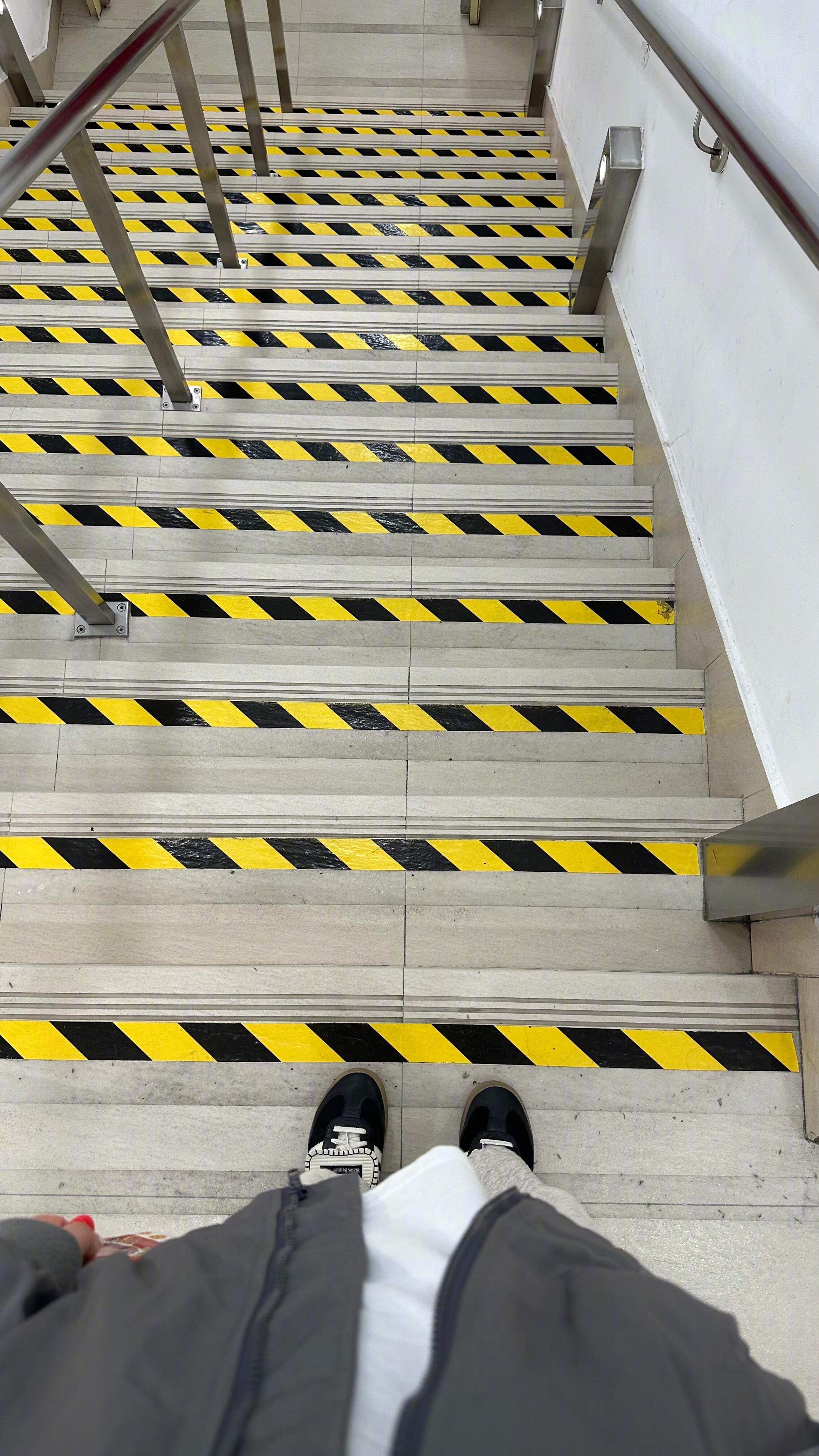 这种楼梯只能中午走​​​