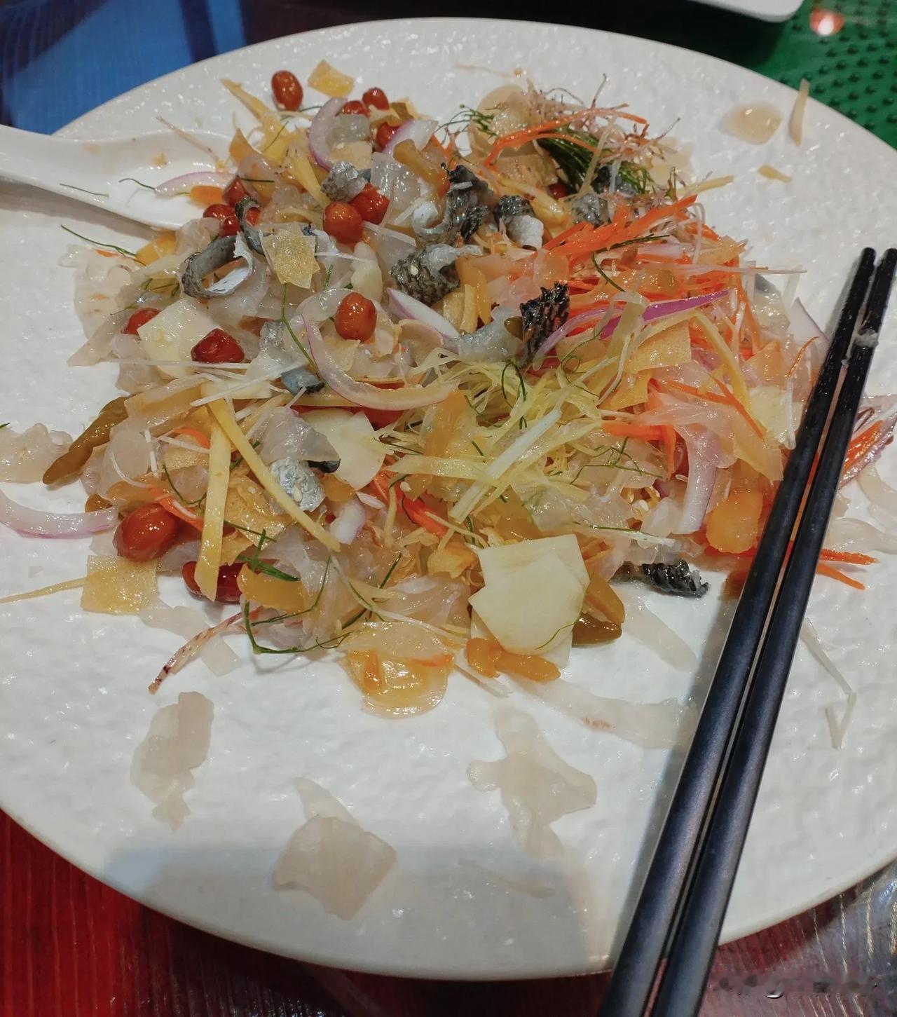 朋友们，前几天去顺德吃了大多数的当地特色菜。回上海后，随便聊聊～顺德鱼生吃了