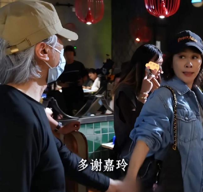 终于知道周星驰为啥不结婚了！不是因为忘不了朱茵，而是他都64岁了，刘嘉玲