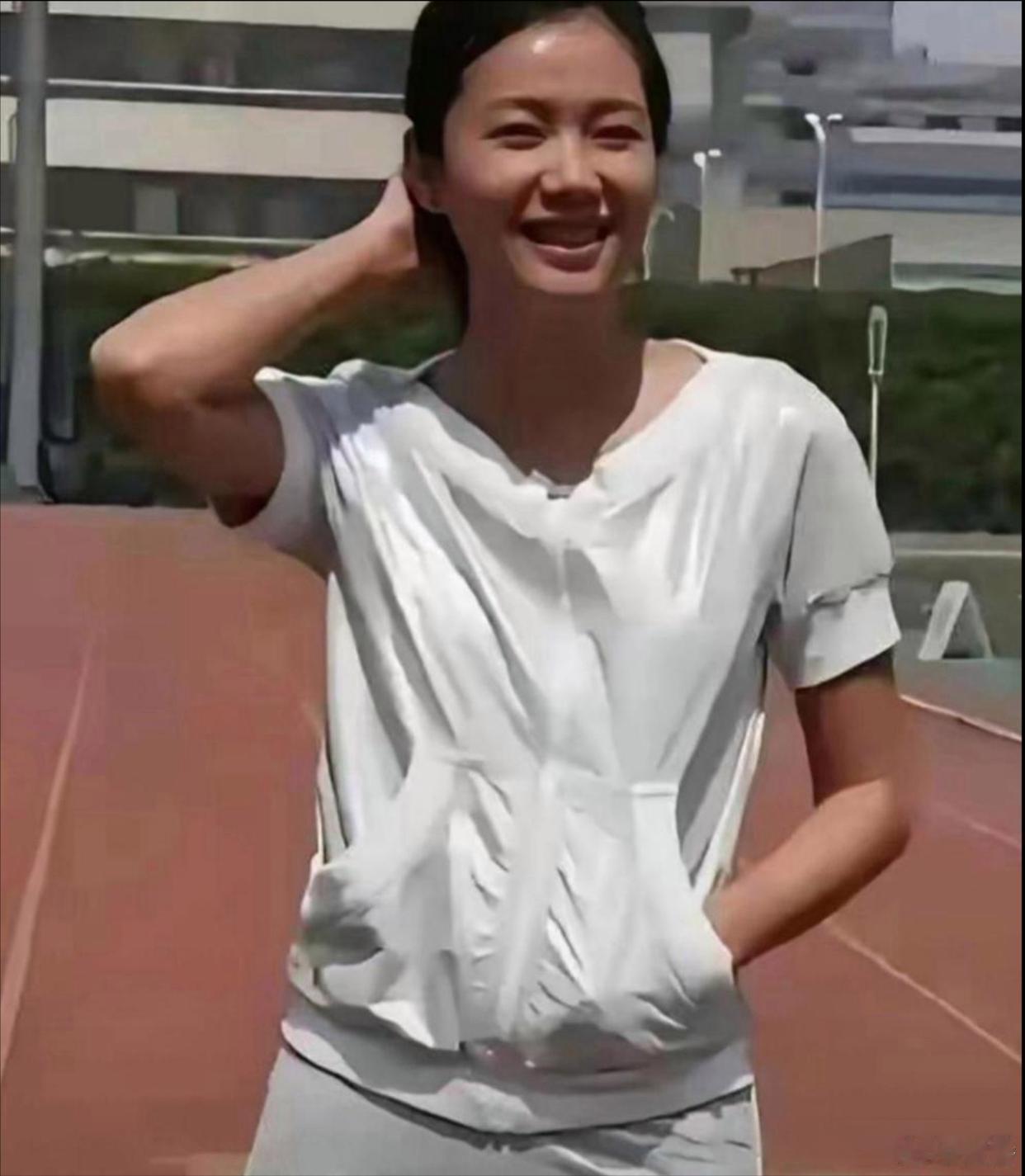 高中时的徐静蕾虽然不漂亮不闪耀，却灵动鲜活得让人挪不开眼！