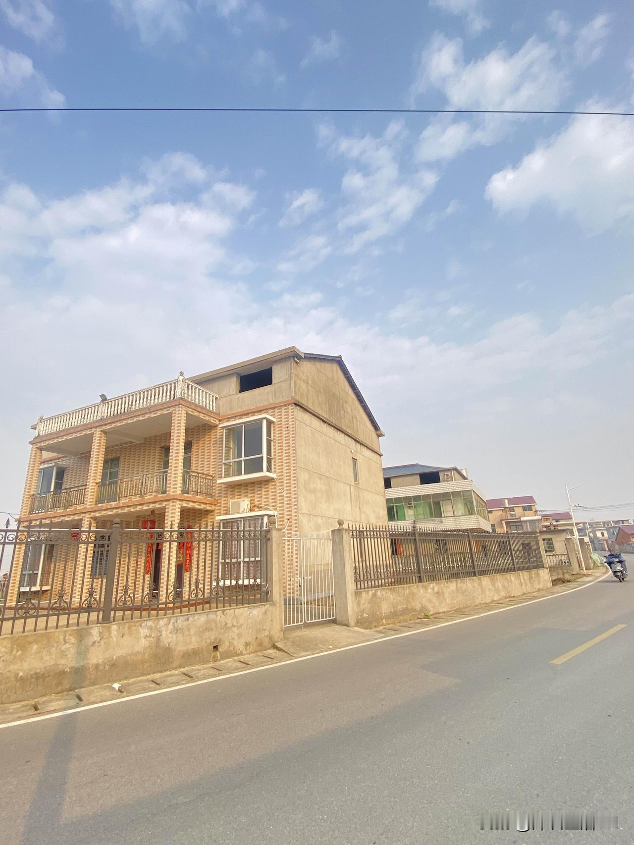 看到有个河南的网友说，她弟弟结婚，她去给弟弟的新房铺婚床，结果被亲戚阻止，叫她别