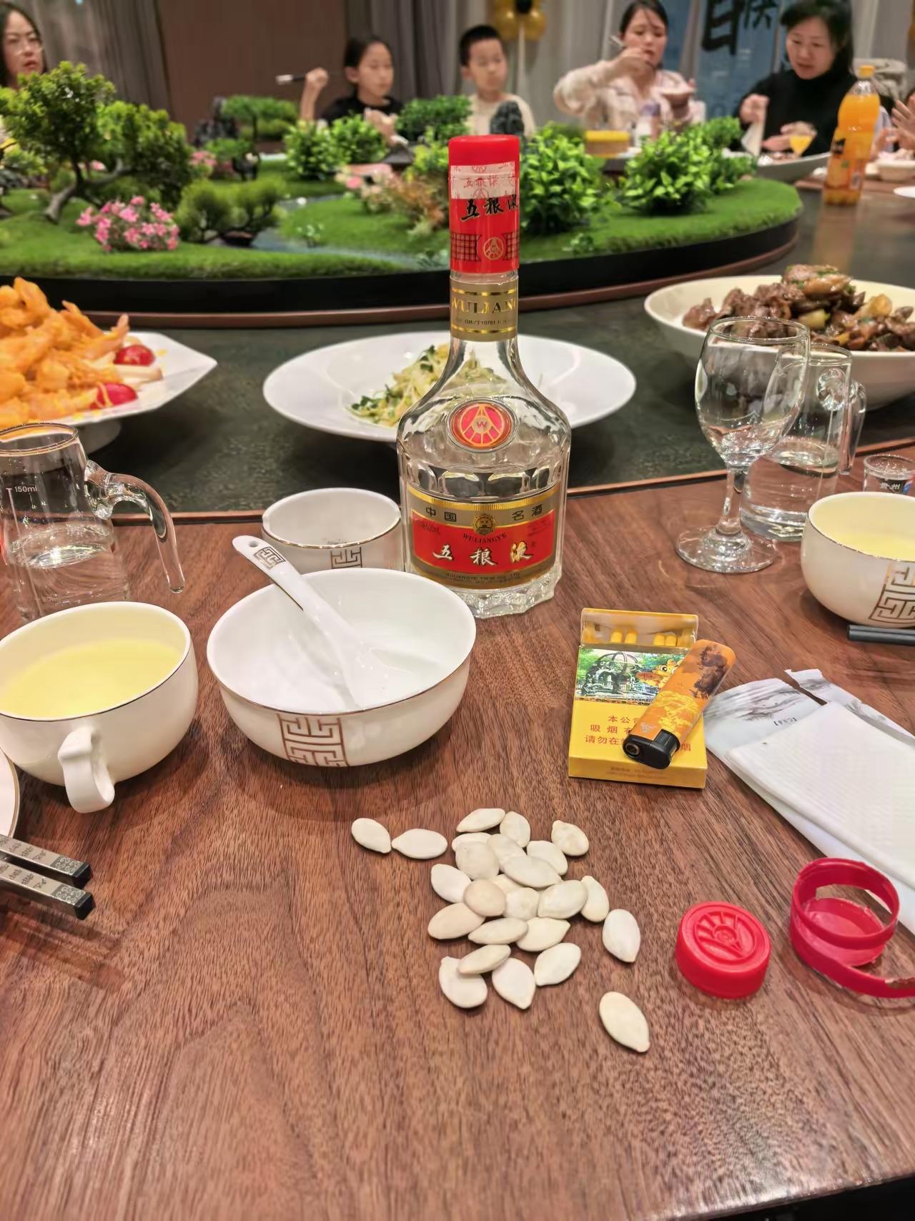 亲戚说这白酒1000多一瓶，我是不懂，万能的网友们给说道说道。