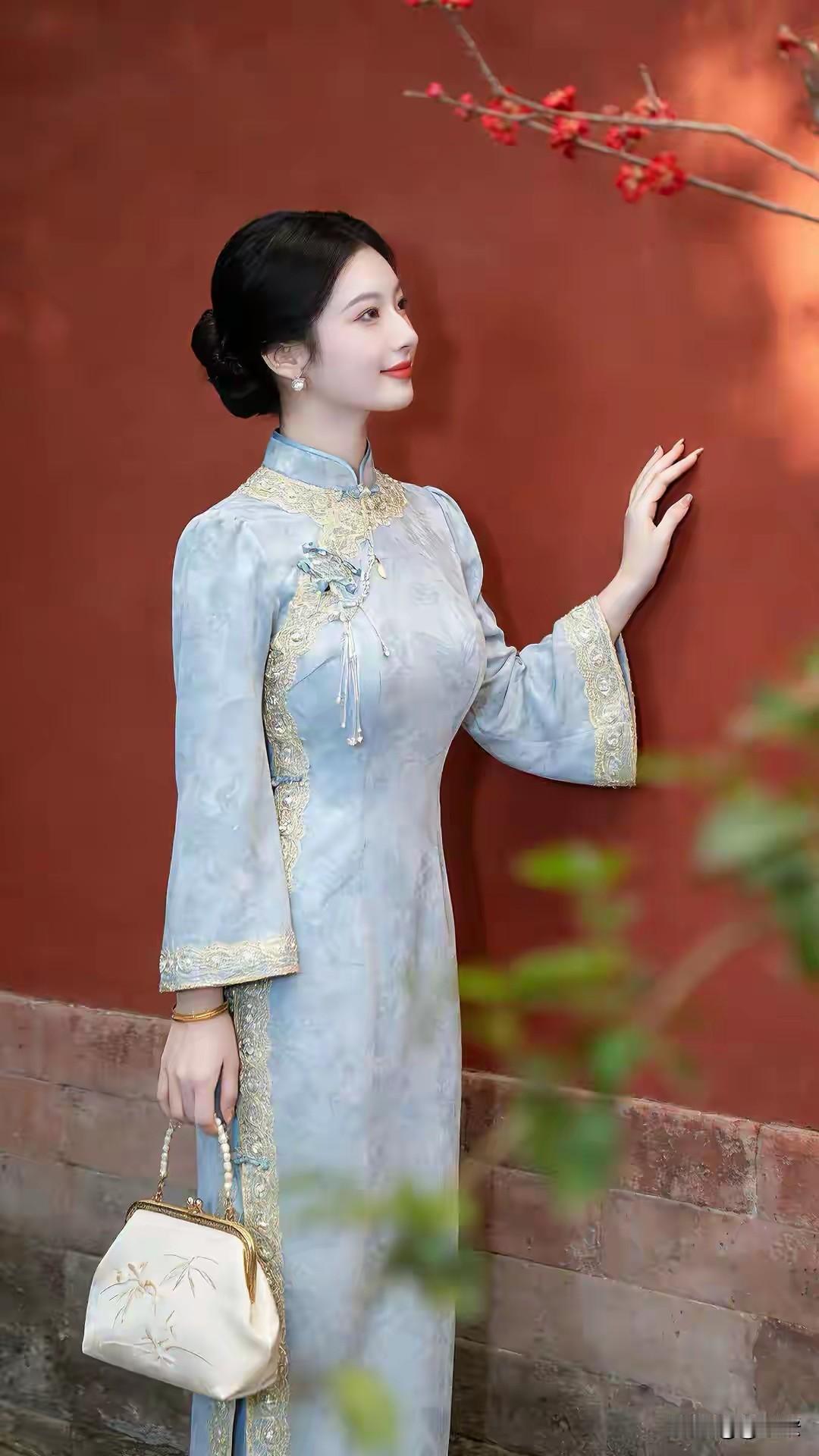 纤腰一束杨柳细，素手芊芊凝雪露。传统旗袍，东方女性最美象征，雍容华贵出水