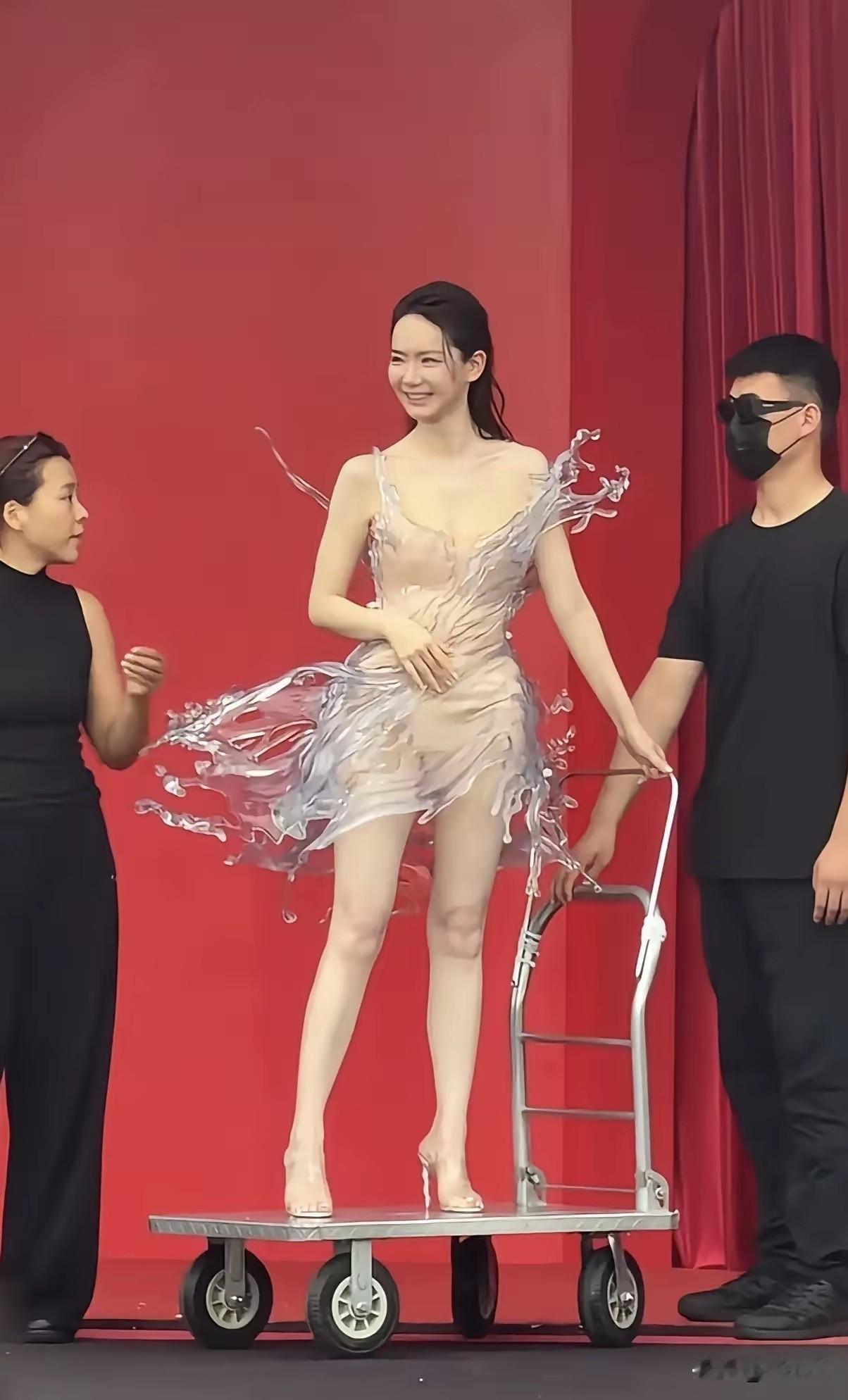 戚薇这次芭莎红毯，真把人看愣了。别人是“走”红毯，她是“被推”红毯。一条3D
