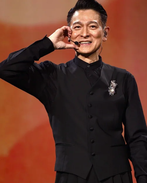 香港明星刘德华回到家乡江门新会乡下亲自参与祭祖活动，现场人山人海，他还出钱建起