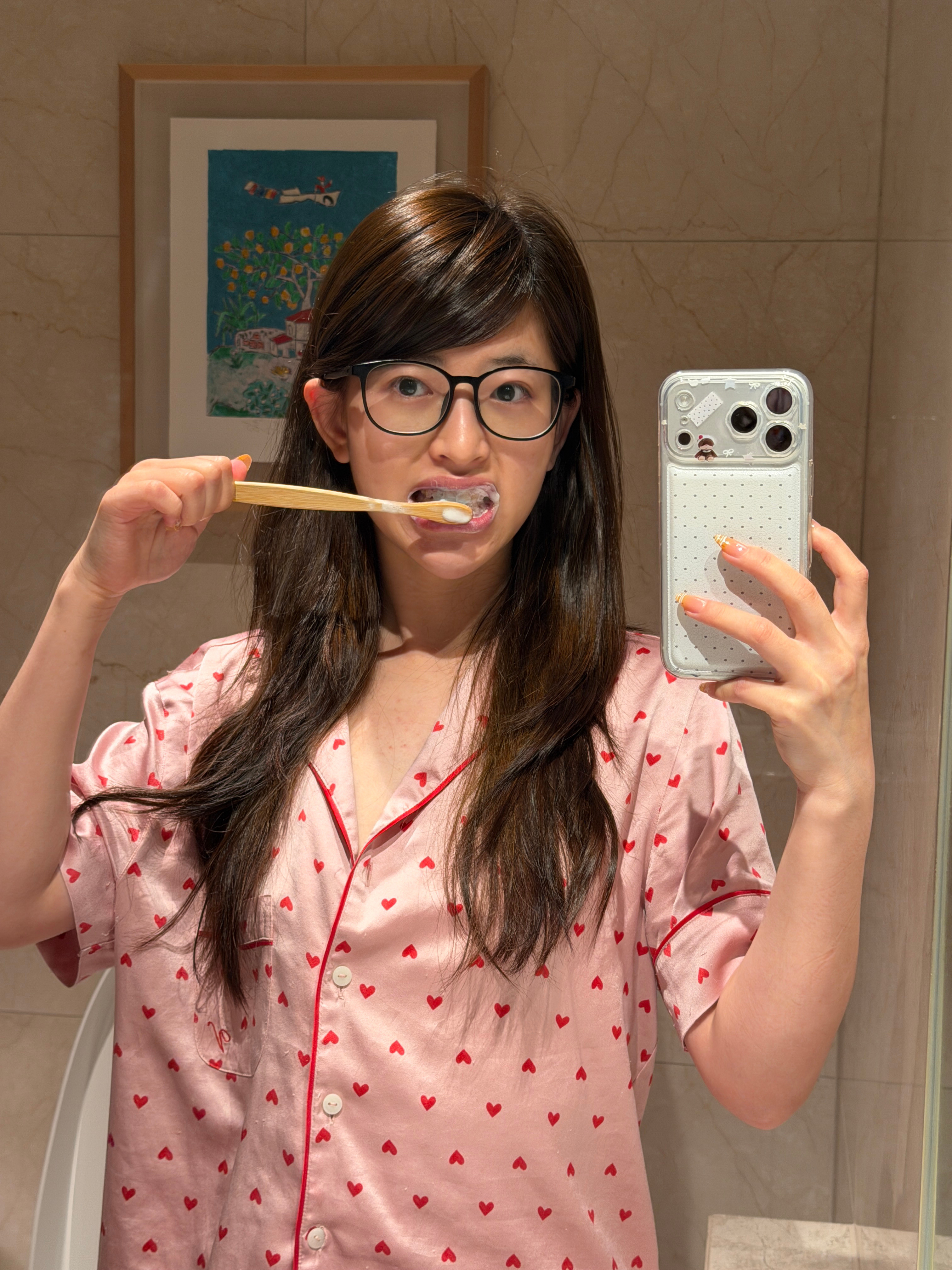 不得了啊刷牙也要臭美内