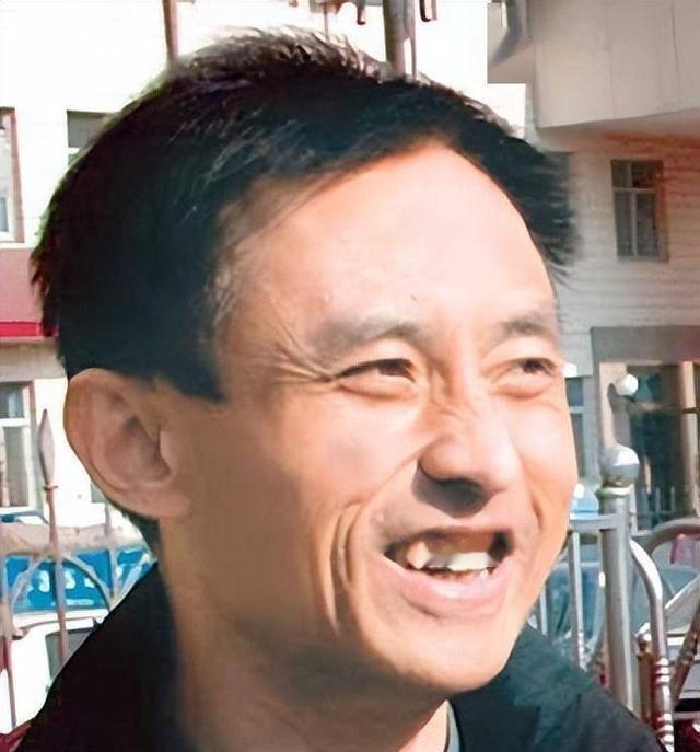 一个二级警督，政治处主任，被判了死缓。两年后，一个远在千里之外即将被执行死刑的