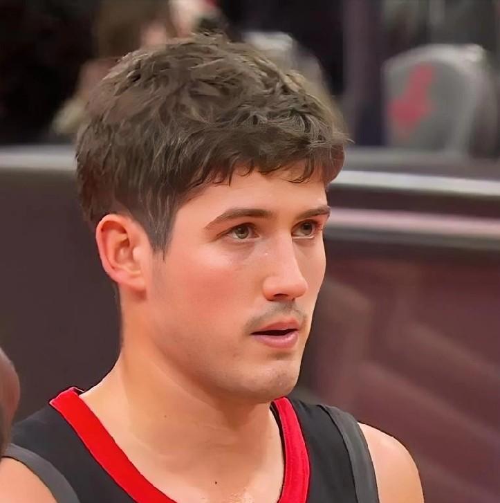 火箭今天杯赛虽然输了！！！但是两位年轻探花的表现还是值得表扬的！！！谢泼德：替