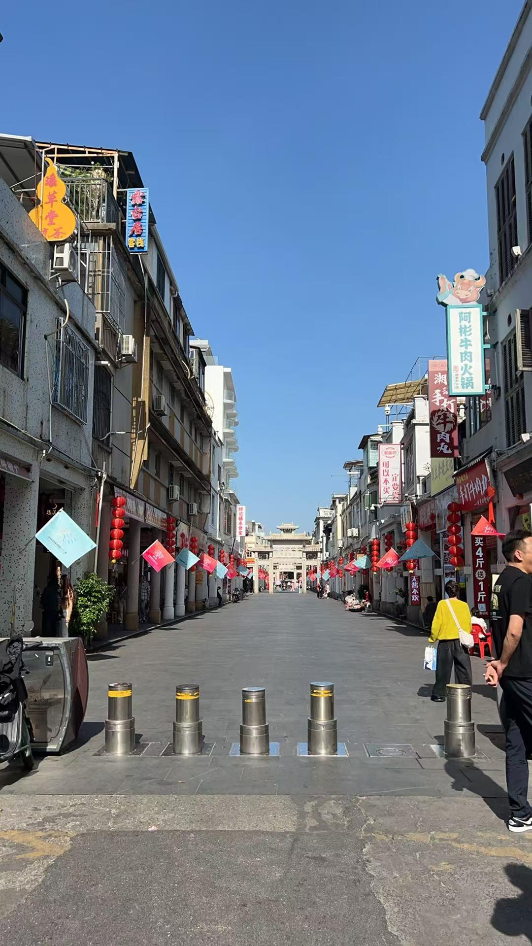 今天天气很好，有太阳，天蓝蓝的。老婆和大女儿去潮汕地区旅游，小女儿跟学校去长隆