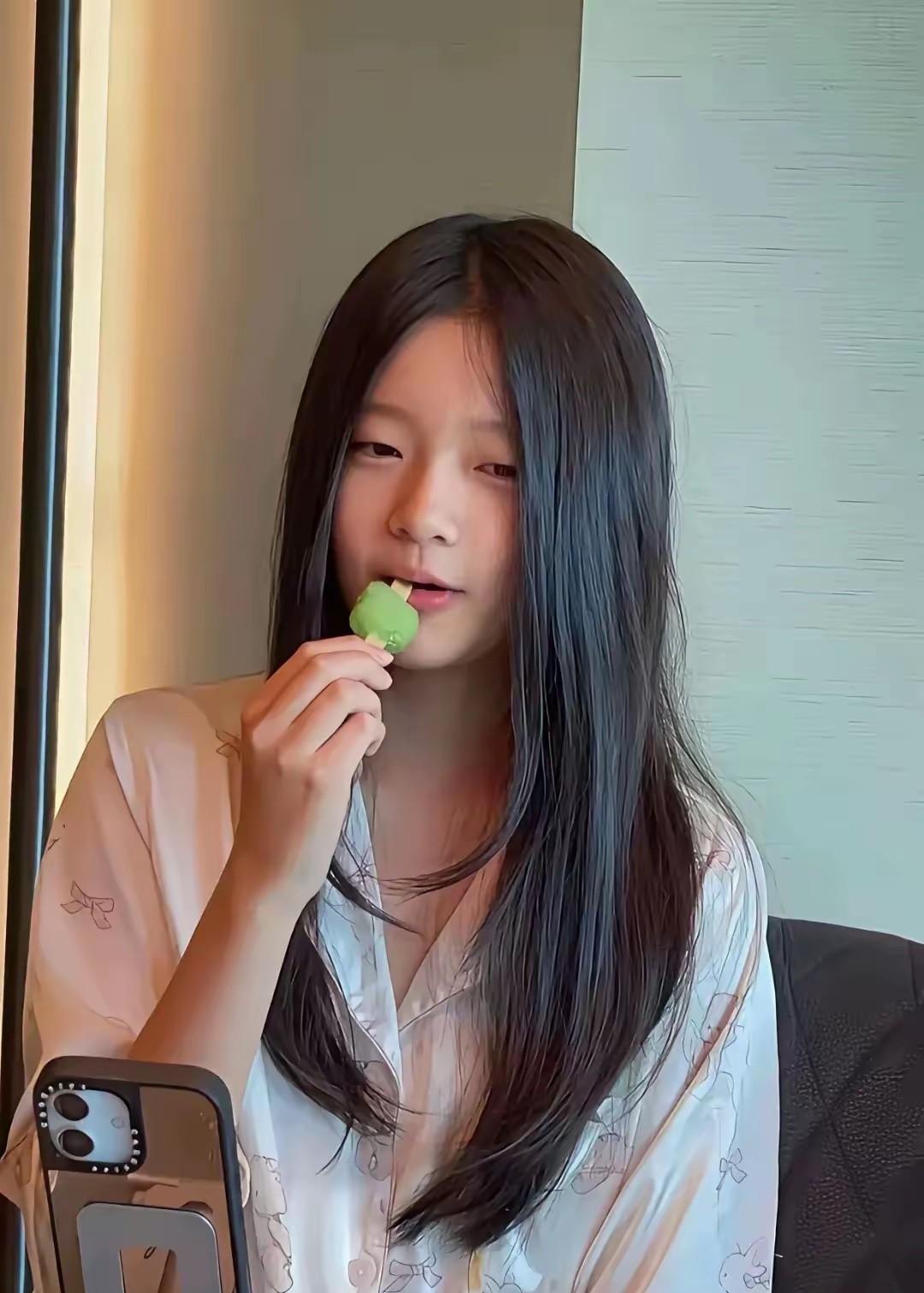 小玥儿的正面照终于曝光了，跟小霖霖一模一样，看来她也是长的没有妈妈好看。感觉这