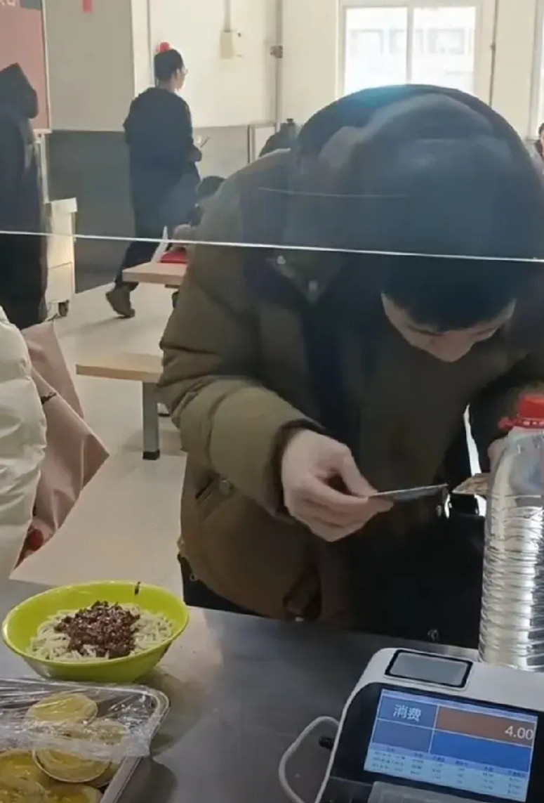 他是唯一一个对金钱和饮食没有欲望的人！一顿饭只吃4元的炸酱面，却为国家做出